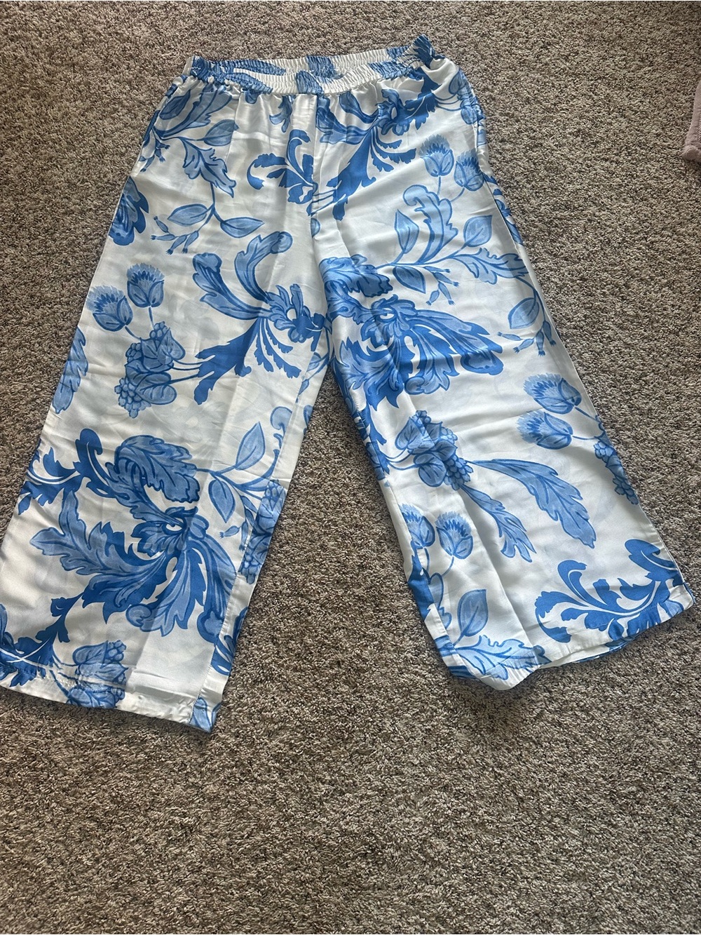 dalin. Blue and White floral Satin like Palizo plants XL NWT
